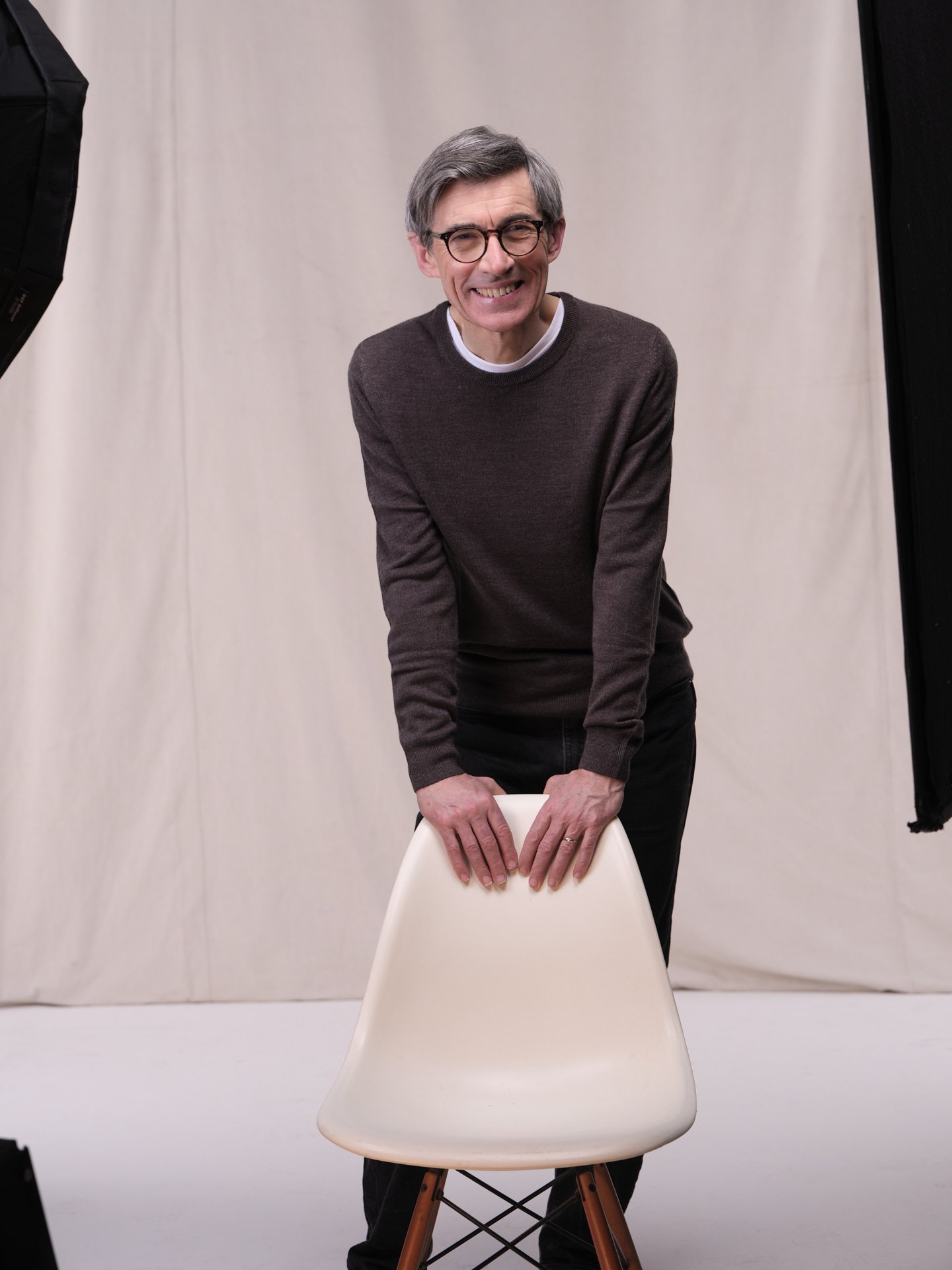 Living kidney donor John leaning on a chair