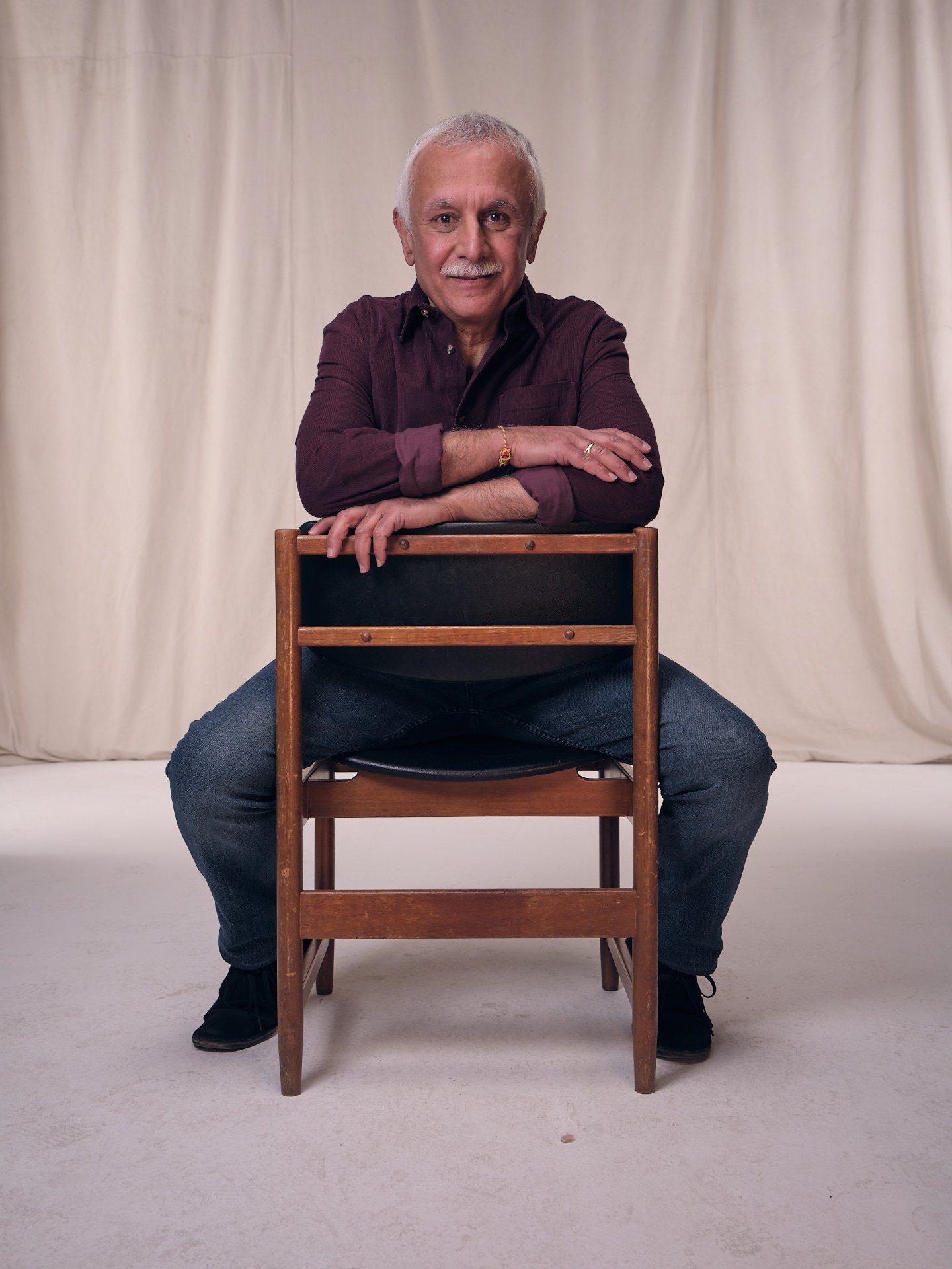 Living kidney donor Sanjiv sitting on a chair