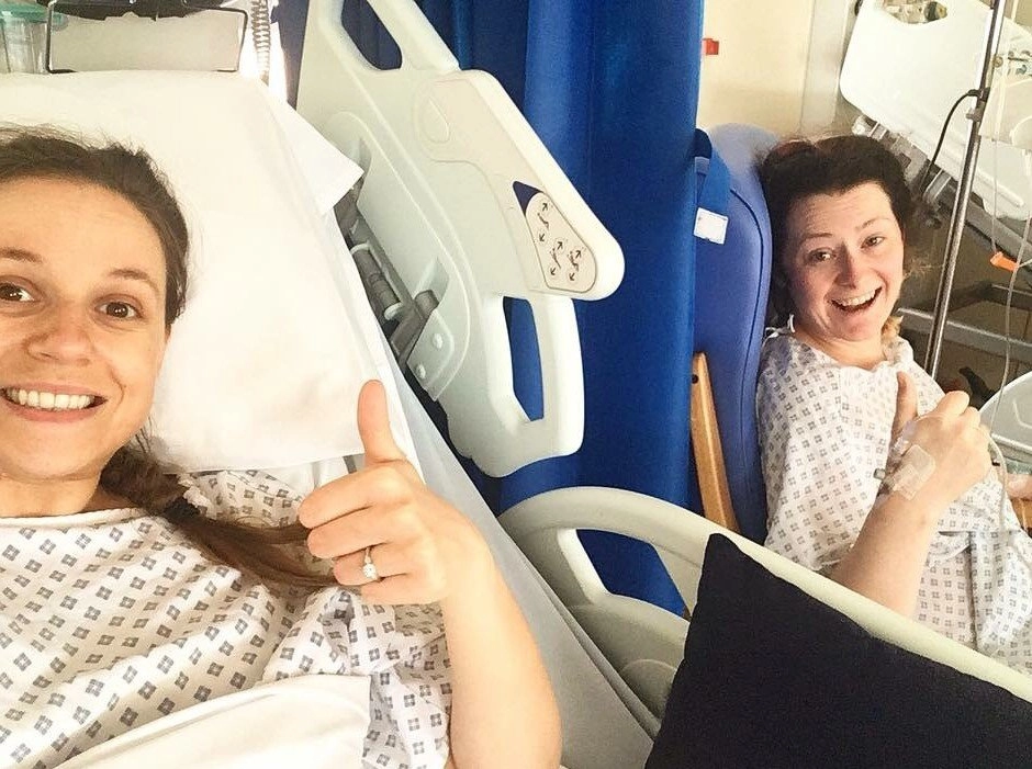Living kidney recipient Louise with her donor Kayleigh in hospital.