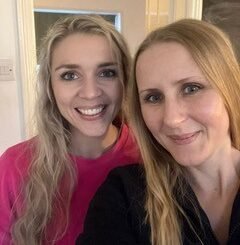 Living kidney donor taking a selfie alongside her kidney recipient. Both are smiling widely for the camera. Ellie is wearing a pink jumper.